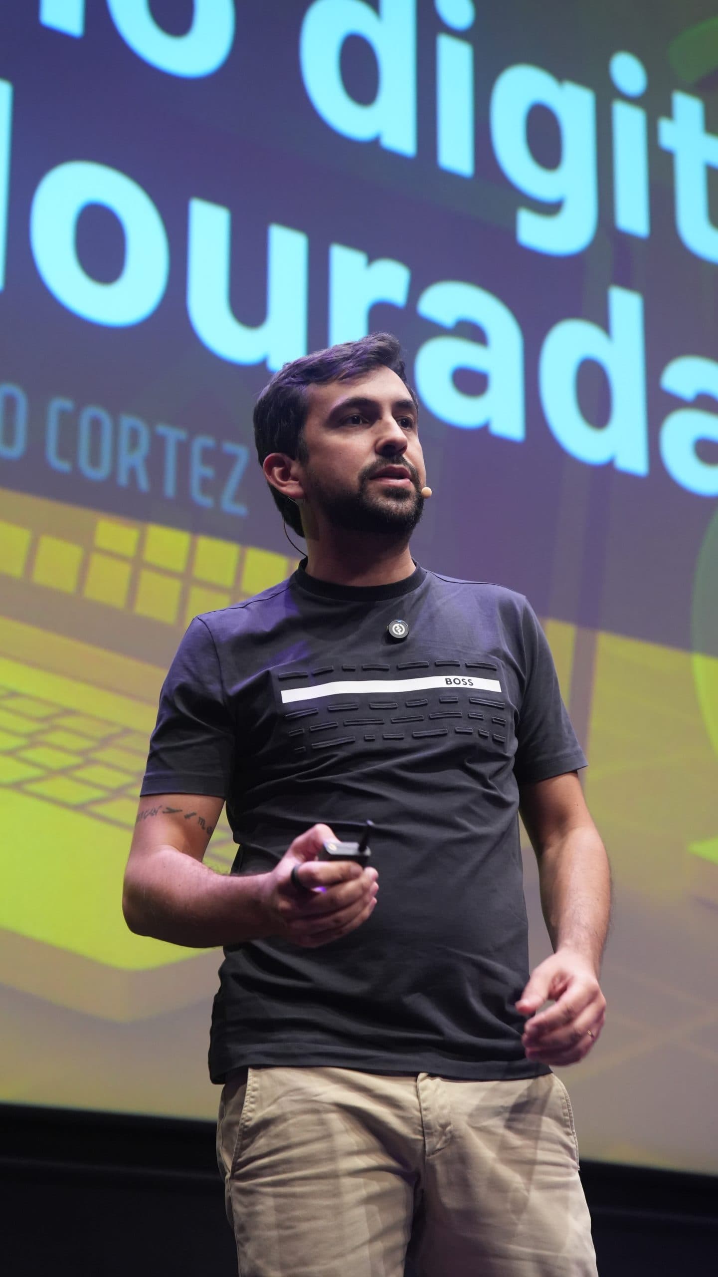 Roberto Cortez delivering a talk